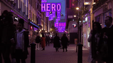 La-Gente-Pasa-Por-Las-Tiendas-Cerradas-Debajo-De-Las-Luces-Navideñas-Temáticas-De-La-Pandemia-De-Covid-En-Carnaby-Street-En-El-Extremo-Oeste-De-Londres