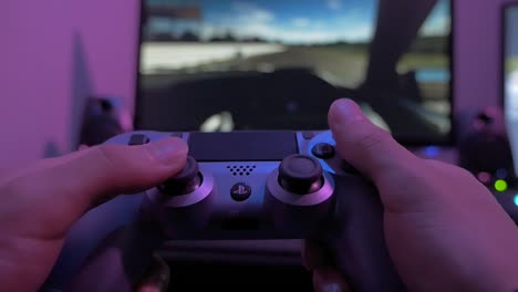 Una-Vista-De-Dos-Manos-En-Un-Controlador-De-Juegos-De-Playstation