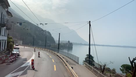 Vistas-Mientras-Conduce-Y-Llega-Y-Conduce-Por-La-Ciudad-De-Montreux,-Suiza,-Junto-Al-Lago-De-Ginebra