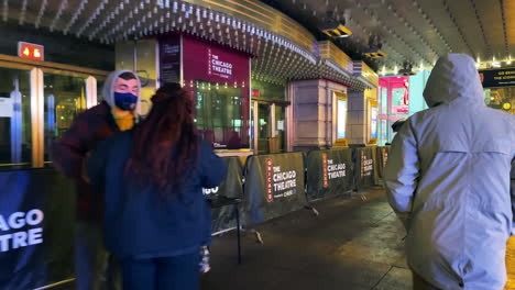 Paseo-Nocturno-Por-La-Ciudad-Cerca-Del-Teatro-Cerrado-De-Chicago-Durante-La-Pandemia-De-Covid19