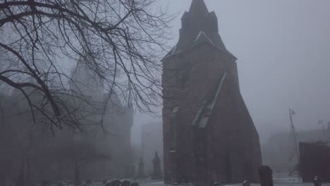 Ein-Nebliger-Blick-Auf-Einen-Glockenturm-Auf-Einem-Friedhof