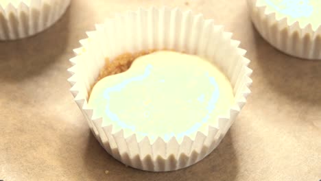 Cupcake-Pfanne-Wird-Vom-Konditor-In-Nahaufnahme-Der-Kekspfanne-Gefüllt