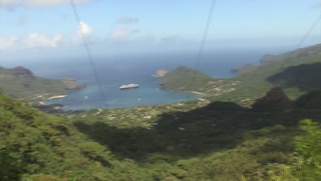 Touristen,-Die-Fotos-Machen-Und-Die-Aussicht-Auf-Die-Bucht-Von-Taiohae-Vom-Aussichtspunkt-Hatiheu-Bewundern,-Nuku-Hiva,-Marquesas-Inseln,-Französisch-Polynesien