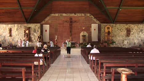 Innerhalb-Der-Kathedrale-Notre-Dame,-Taiohae,-Samenhiva,-Französisch-polynesien