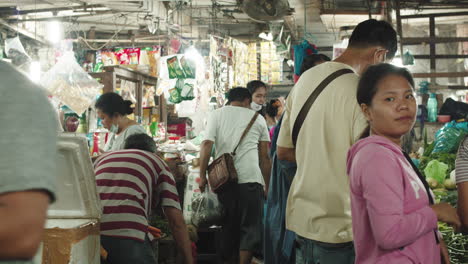 Menschen-Beim-Einkaufen-Auf-Dem-Traditionellen-Markt-In-Medan,-Indonesien
