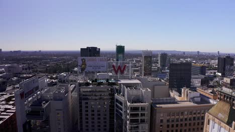 Luftschwenk-Von-Hollywood-Mit-Der-Innenstadt-Von-Los-Angeles-Im-Hintergrund