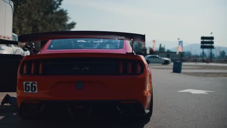 Rendimiento-Modificado-Rojo-Ford-Mustang-Gt3-En-Speedway-Antes-De-La-Carrera