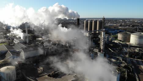 Dampf-Steigt-Aus-Dem-Schornstein-Der-Britischen-Zuckerfabrik-In-Bury-St.-Edmunds,-Suffolk