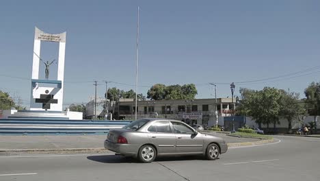 Una-Toma-Panorámica-De-Derecha-A-Izquierda-Del-Tráfico-Pasa-Por-La-Rotonda-Frente-Al-Monumento-A-La-Constitución-Durante-Un-Día-Soleado