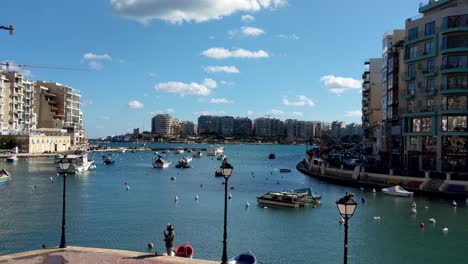 Schöne-Landschaftsansicht-Mit-Booten-Von-Spinola-Bay,-Malta
