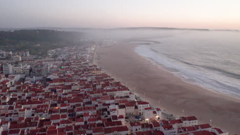 Atemberaubende-Stadtbildlandschaft-Zusammen-Mit-Strandresort-In-Nazare,-Portugal