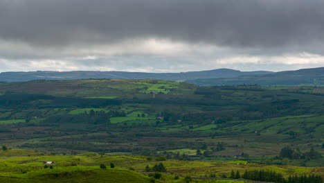 Zeitraffer-Der-Landschaft-Mit-Hügeln-Und-Feldern-An-Einem-Bewölkten,-Dramatischen-Tag-Im-Ländlichen-Irland