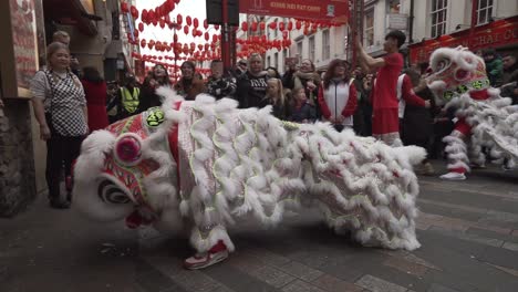 Bailarina-De-Dragón-Chino-Durante-La-Celebración-De-La-Actuación-De-Año-Nuevo-En-China-Town-Londres-2020-Antes-Del-Bloqueo-Del-Brote-De-Coronavirus