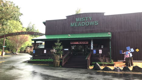 Tienda-De-Mermeladas-De-Prados-Brumosos-A-Lo-Largo-De-La-Autopista-101-En-El-Casco-Antiguo-De-Bandon,-Oregon-En-Un-Día-Lluvioso