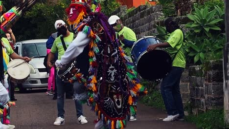 Bermuda-Gombeys-Bailando-En-Las-Calles-De-Bermuda-Para-Celebrar-El-Día-De-Año-Nuevo-A-Pesar-De-Covid19-Bajo-Las-Pautas-Del-Gobierno-De-Bermuda