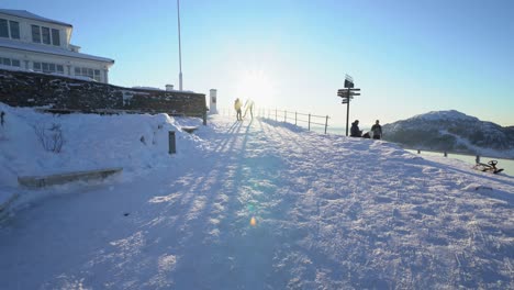 Bewegung-Erschossen-Mann-Silhouette-Skifahren-Verschneiten-Hügel-In-Richtung-Der-Sonne---Wintersportort
