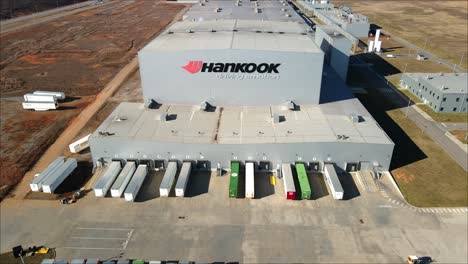 Aerial-flyaway-reveal-of-Hankook-factory-in-Clarksville,-Tennessee
