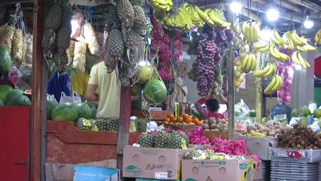 Comerciantes-Tradicionales-De-Frutas-Del-Mercado-Durante-La-Pandemia-Del-Virus-De-La-Corona,-Covid-19