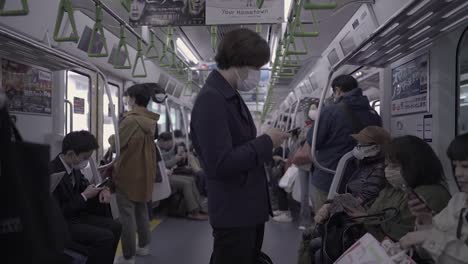 Menschenmenge-Von-Japanern-Mit-Gesichtsmaske,-Die-Früh-Morgens-Mit-Dem-Zug-Fahren