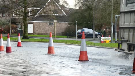 Sturm-Christoph-Vans-Fahren-Regnerisch-überschwemmung-Dorfstraße-Spritzende-Straßenkegel
