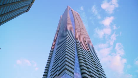 Exterior-Del-Complejo-De-Condominios-Multifamiliares-One-Bloor-Al-Atardecer-En-Yorkville