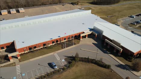 Tiro-Volador-Que-Muestra-El-Frente-De-La-Universidad-De-Tecnología-Aplicada-De-Tennessee-En-Clarksville,-Tennessee