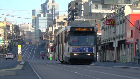 Un-Conductor-De-Tranvías-Yarra-Levanta-Su-Máscara-Durante-El-Bloqueo-Del-Coronavirus-En-Melbourne,-Australia