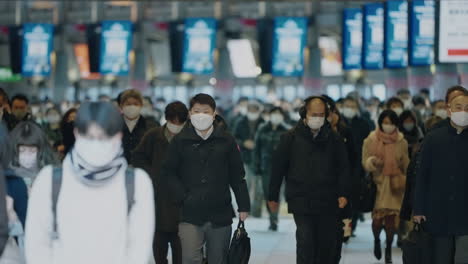 Tokio,-Japan---Selektiver-Fokus-Von-Menschen-Am-Bahnhof-Shinagawa,-Die-Während-Der-Pandemie-Weiße-Gesichtsmasken-Tragen---Mittlere-Aufnahme