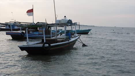 Cuando-Hay-Pescadores-Con-La-Bandera-Del-Estado-De-Indonesia-En-La-Playa