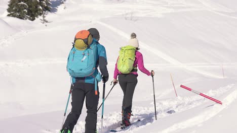 Ein-Paar-Skifahrer,-Die-Mit-Stöcken-In-Zeitlupe-Im-Schnee-Spazieren