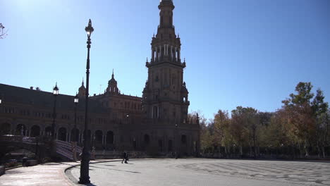 Sevilla,-Spanien,-Menschen,-Die-An-Einem-Sonnigen-Wintertag-In-Zeitlupe-Auf-Dem-Plateau-Der-Plaza-De-Espana-Spazieren
