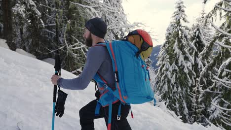 Esquiador-Hombre-Caminando-Cuesta-Arriba-Con-Bastones-En-El-Paisaje-De-Nieve