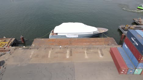 Teil-Einer-Luxusyacht,-Die-Am-Containerhafen-In-Dordrecht,-Niederlande,-Angedockt-Ist