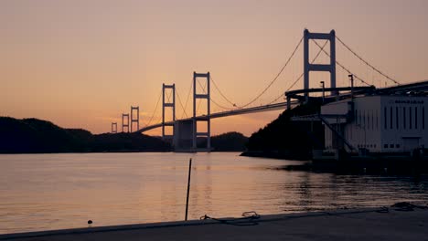 Amanecer-Sobre-El-Puente-Shimanami-Kaido,-El-Kurushima-Kaikyo-En-Japón