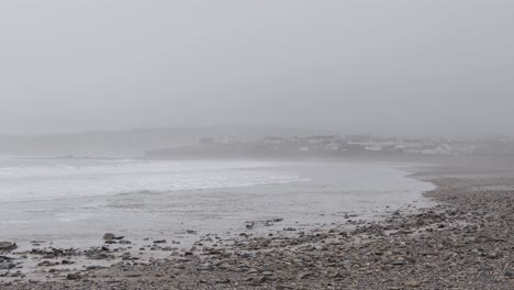 Beschlagener-Strand,-Der-Während-Des-Wintersturms-In-Irland-Von-Wellen-Getroffen-Wurde