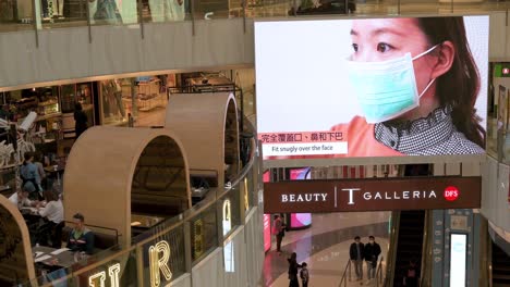 Ein-Großformatiger-Bildschirm-In-Einem-Einkaufszentrum-Zeigt-Ein-Video,-Um-Die-Öffentlichkeit-An-Hygiene-Und-Das-Tragen-Von-Gesichtsmasken-Als-Vorbeugende-Maßnahme-Gegen-Die-Ausbreitung-Des-Coronavirus-In-Hongkong-Zu-Erinnern