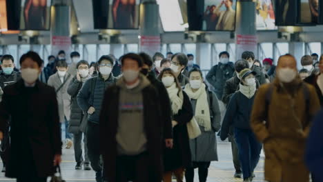 Working-Japanese-People-In-Masks-At-The-Shinagawa-Station-In-Tokyo,-Japan-During-Pandemic
