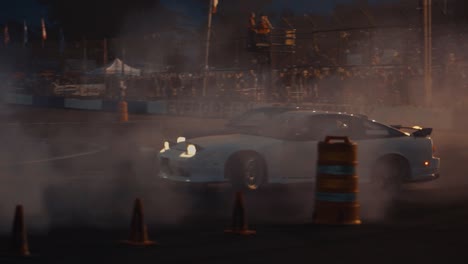 Tres-Coches-Modificados-A-La-Deriva-Por-La-Pista-De-Carreras-Driftcon-Por-La-Noche