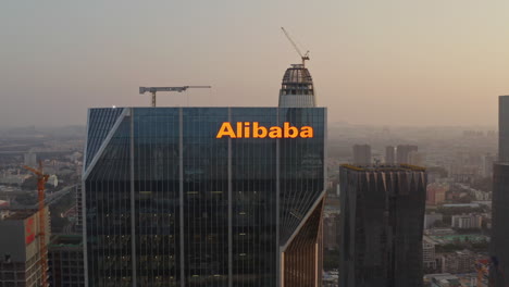 Schließen-Sie-Den-Drehpunkt-Um-Das-Logo-Der-Alibaba-Group-Auf-Dem-Bürogebäude-Ihres-Hauptsitzes-In-Guangzhou-Bei-Sonnenuntergang