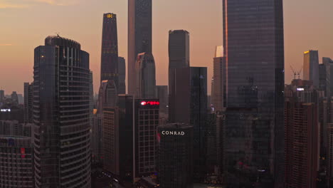 Guangzhou-Central-Buildings-District-Auf-Einem-Farbenprächtigen-Sonnenuntergang