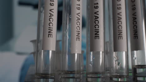 Sputnik-V-Covid-impfstoff-reagenzglasfläschchen-Im-Laborgestell
