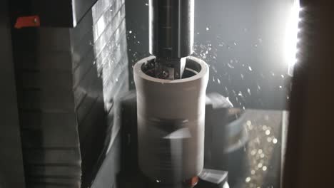 Industrial-Safety-First-Concept,-Der-Schruppfräser-Mit-Chip-Für-CNC-Fräsmaschine-In-Nahaufnahme