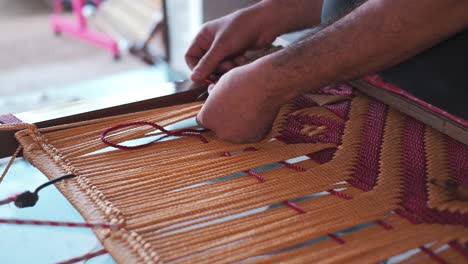 Cierre-De-Un-Sastre-De-Artesanía-India-Que-Trabaja-En-La-Decoración-De-Trajes-Indios-Tradicionales,-Proceso-De-Trabajo-De-La-Flor-En-Los-Trajes-En-El-Taller