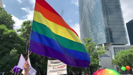 Lgbtq-flagge-Während-Der-Stolzparade-In-Mexiko-stadt-2019,-Statische-Nahaufnahme