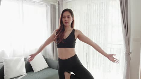 Asiatische-Frauen-Entspannen-Sich-Bei-Yoga-übungen-Und-Dehnen-Im-Wohnzimmer