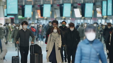 People-Wearing-Protective-Mask-Inside-The-Shinagawa-Station-In-Winter-During-The-Pandemic-In-Tokyo,-Japan
