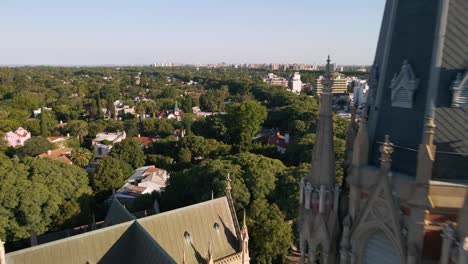 Filmische-Luftaufnahme,-Die-Die-Kathedrale-Von-San-Isidro-Zeigt-Und-Zur-Goldenen-Stunde-Neben-Dem-Turm-Fliegt