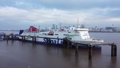 Stena-Line-Buque-De-Carga-Buque-De-Carga-Envío-De-Carga-Desde-La-Terminal-De-Wirral-Liverpool-Vista-Aérea-ángulo-Bajo-Ascendente