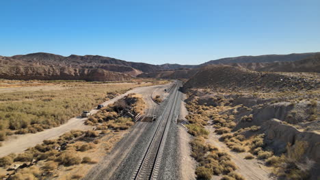 Fahrzeuge-Fahren-Entlang-Einer-Unbefestigten-Straße-Neben-Leeren-Bahngleisen-In-Afton-Canyon-In-Der-Mojave-Wüste-Von-Kalifornien