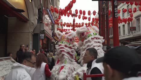 Toma-En-Cámara-Lenta-De-Dos-Bailarines-De-Dragones-En-Las-Celebraciones-Del-Año-Nuevo-Chino-En-La-Ciudad-De-China-En-Londres-Inglaterra